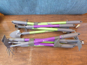 lot 77 image: Bloom Telescopic Garden Tools