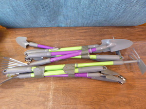 lot 79 image: Bloom Telescopic Garden Tools