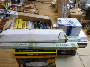 lot 191 image: Box of Lighting