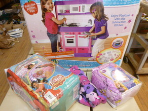 lot 203 image: Toy Kitchen Set and Bedding