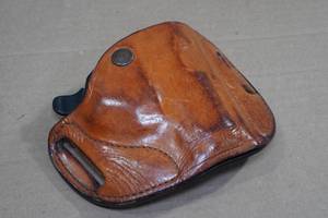 lot 108 image: Bianchi Model 82 Leather Gun Holster