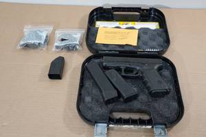 lot 1J image: Glock Model 23C Gen 2 .40 S&W Semi-Auto Pistol - 3 Magazines