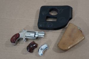 lot 1O image: North American Arms .22 LR Single Action Mini Revolver - with Accessories