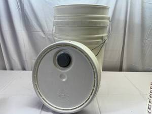 lot 33 image: MM. 2-5 gallons Buckets 2-Cover wpour Spouts