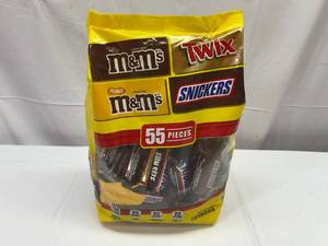 lot 50 image: OO. 1lb Fun Size Candy Bar Mix