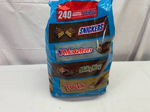 lot 56 image: MM. 240ct Mini Candy Bar Mix
