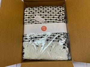 lot 211 image: SSS. Button Nubby Throw 50x60