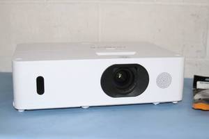 lot 2 image: Hitachi CP-WU5505 WUXGA 5000-Lumen HD Home Theater LCD Projector  Projection System