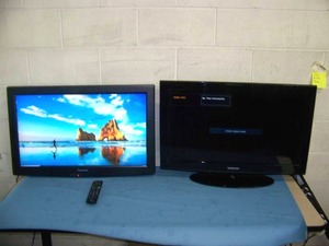 lot 96 image: (2) 32 LCD TelevisionsTVsMonitors