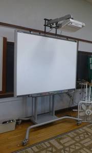 lot 102 image: SmartBoard on stand with Hitachi projector model CP-AX2505