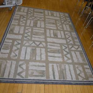 lot 103 image: Area rug 88x64
