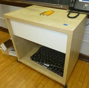 lot 120 image: Small cabinet on wheels 30x20x29