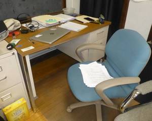 lot 122 image: Desk and 2 chairs