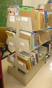 lot 206 image: Shelving unit and books - Science, Animals, Dinosaurs, Arts and Crafts