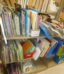 lot 213 image: Shelving unit and books - Novel, series