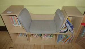 lot 406 image: Sitting area benchbookshelf and books