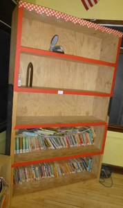 lot 407 image: Very sturdy bookcase (48x78x14) and books