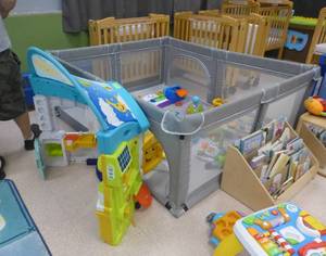 lot 711 image: Entire playpen with a cool entry door, full of toys