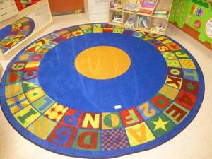 lot 805 image: Like new rug approx 8 ft vibrant colors