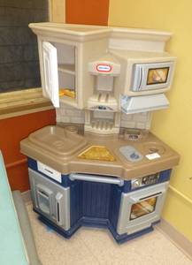 lot 807 image: Little Tikes kitchen