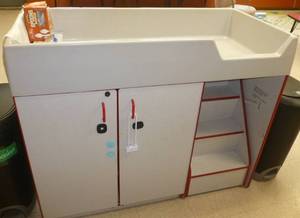 lot 809 image: Nice babytoddler changing station