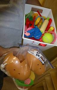 lot 823 image: shelf contents of toys