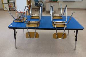 lot 909 image: Blue table (30x60) with 5 chairs
