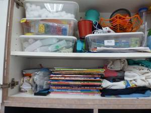 lot 913 image: contents of cabinet