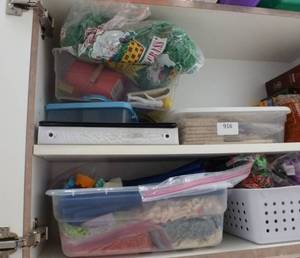 lot 916 image: contents of cabinet