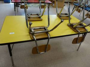lot 918 image: Yellow table with 4 chairs