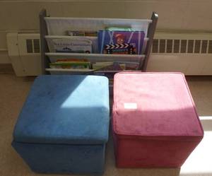 lot 921 image: Red and blue storage ottomans and book storage unit with books