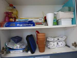 lot 927 image: contents of cabinets