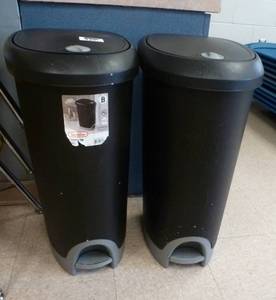 lot 930 image: TWO wastebaskets