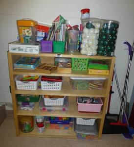 lot 933 image: Bookshelf and lots of contents