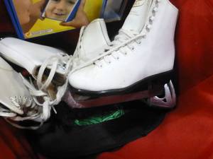 lot G37 image: tote of nice ice skates and 3 way mirror