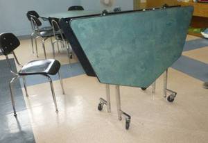 lot C41 image: Folding cafeteria table and 6 chairs - 55 inches across table