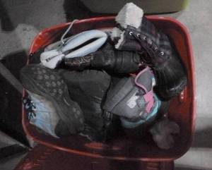 lot E45 image: Tote of girls winter boots