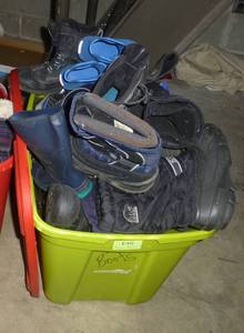 lot E46 image: Tote of boys winter boots