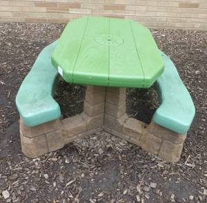 lot P5 image: Plastic picnic table