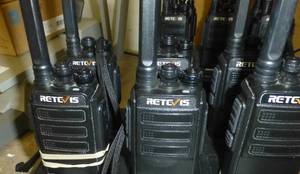 lot O26 image: 6 walkie talkie radios and charging stand