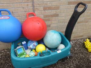 lot P9 image: Wagon full of toys