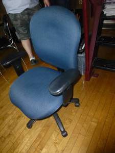 lot R18 image: Glass top computer desk (41x24) and chair