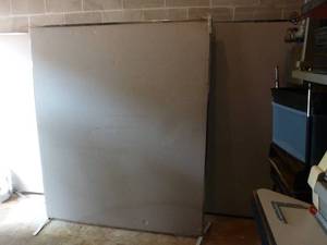 lot S14 image: 5 free standing cubicle walls with feet