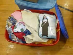 lot G105 image: 2 Totes of fabric pieces