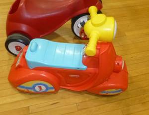 lot G109 image: 2 plastic trikes and a scooter