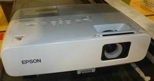 lot G112 image: Audio visual cart with an overhead projector, a projector screen and an Epson digital projector