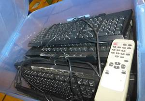 lot G116 image: audio visual cart with tripod and tote full of keyboards