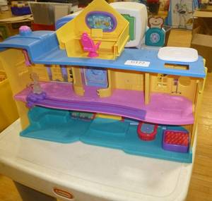 lot G122 image: Little Tikes table and play stations