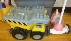 lot G137 image: Group of toys