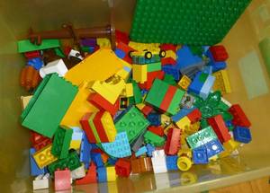 lot G139 image: Tote with a lot of legos
